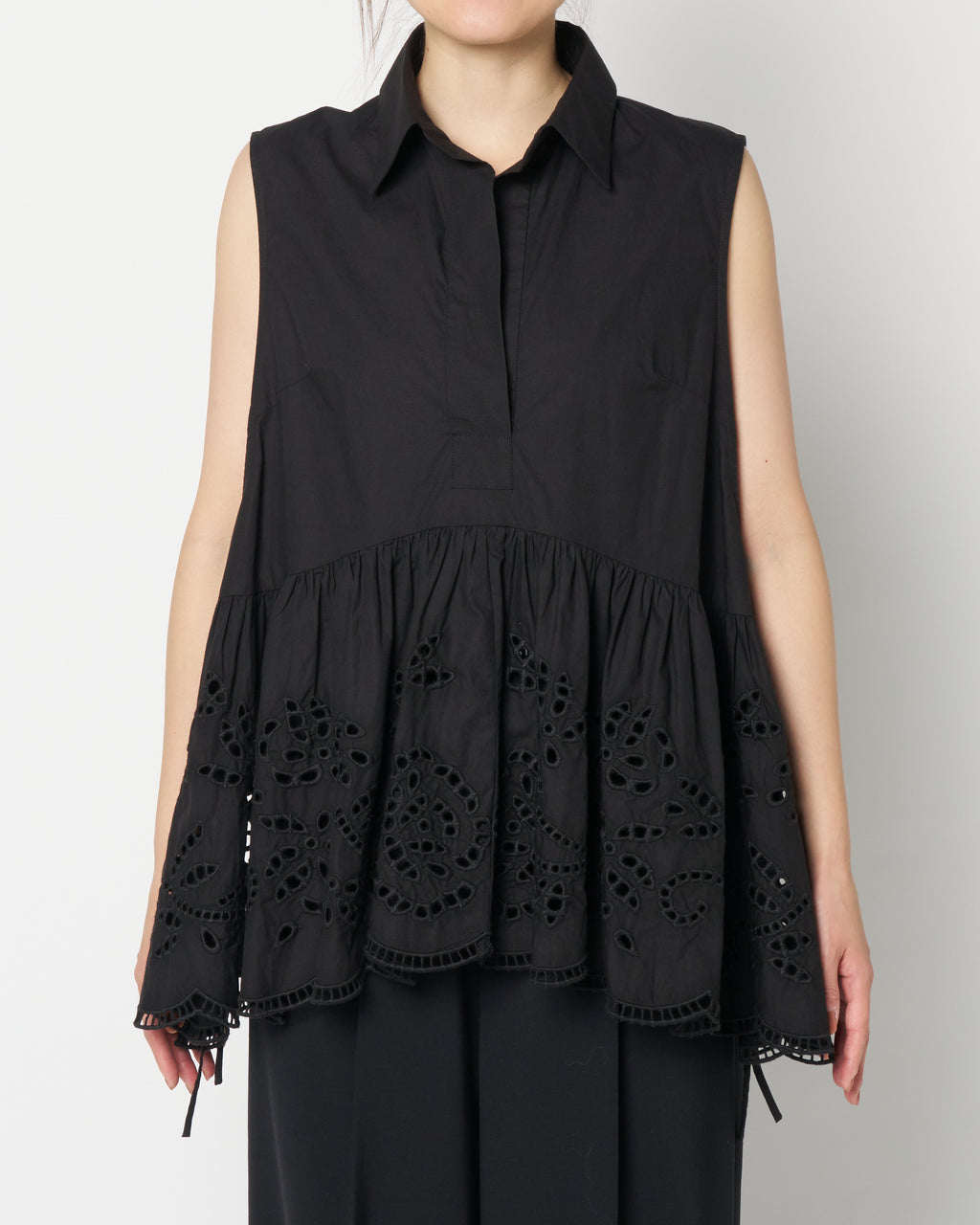 Lace sleeveless blouse