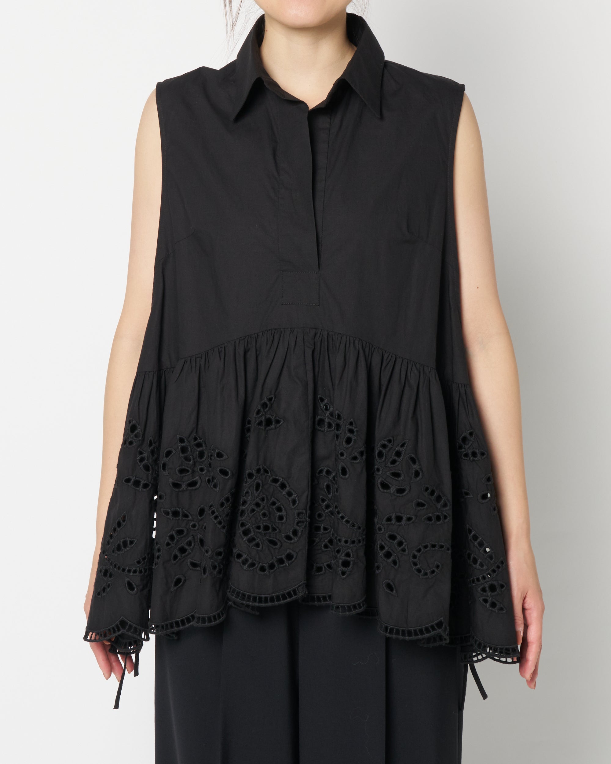 Lace sleeveless blouse