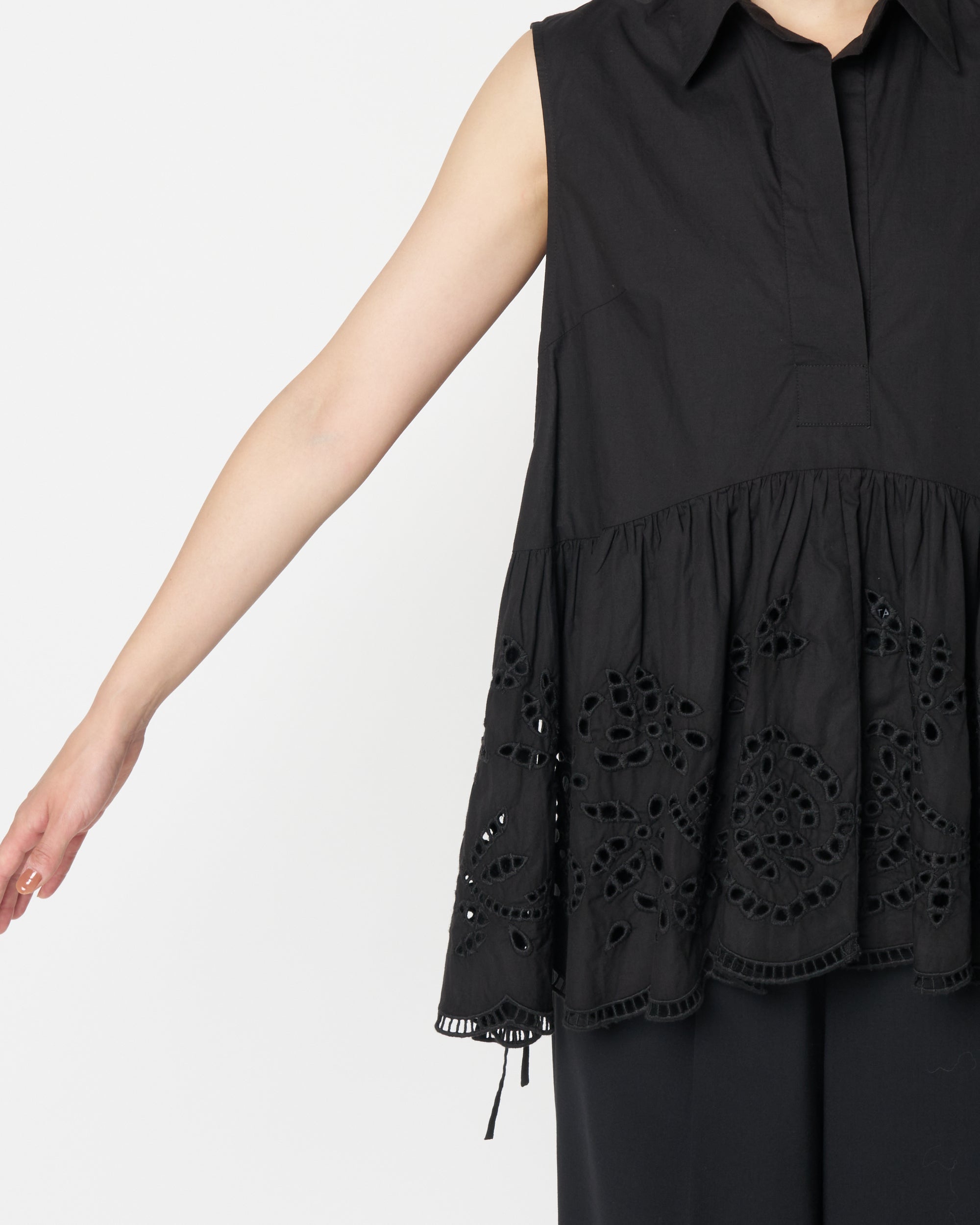 Lace sleeveless blouse