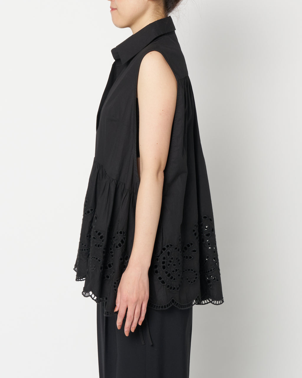 Lace sleeveless blouse