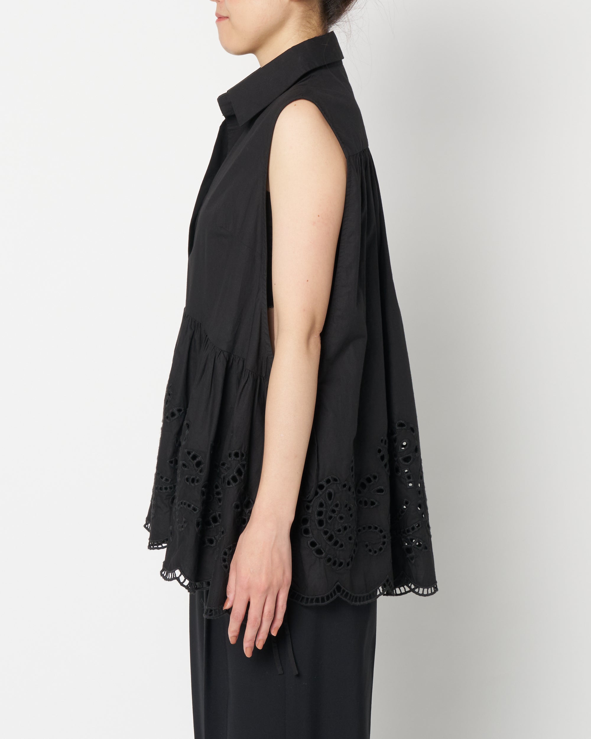 Lace sleeveless blouse