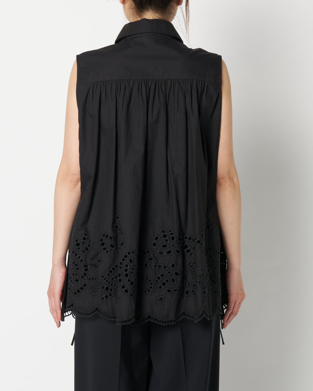 Lace sleeveless blouse