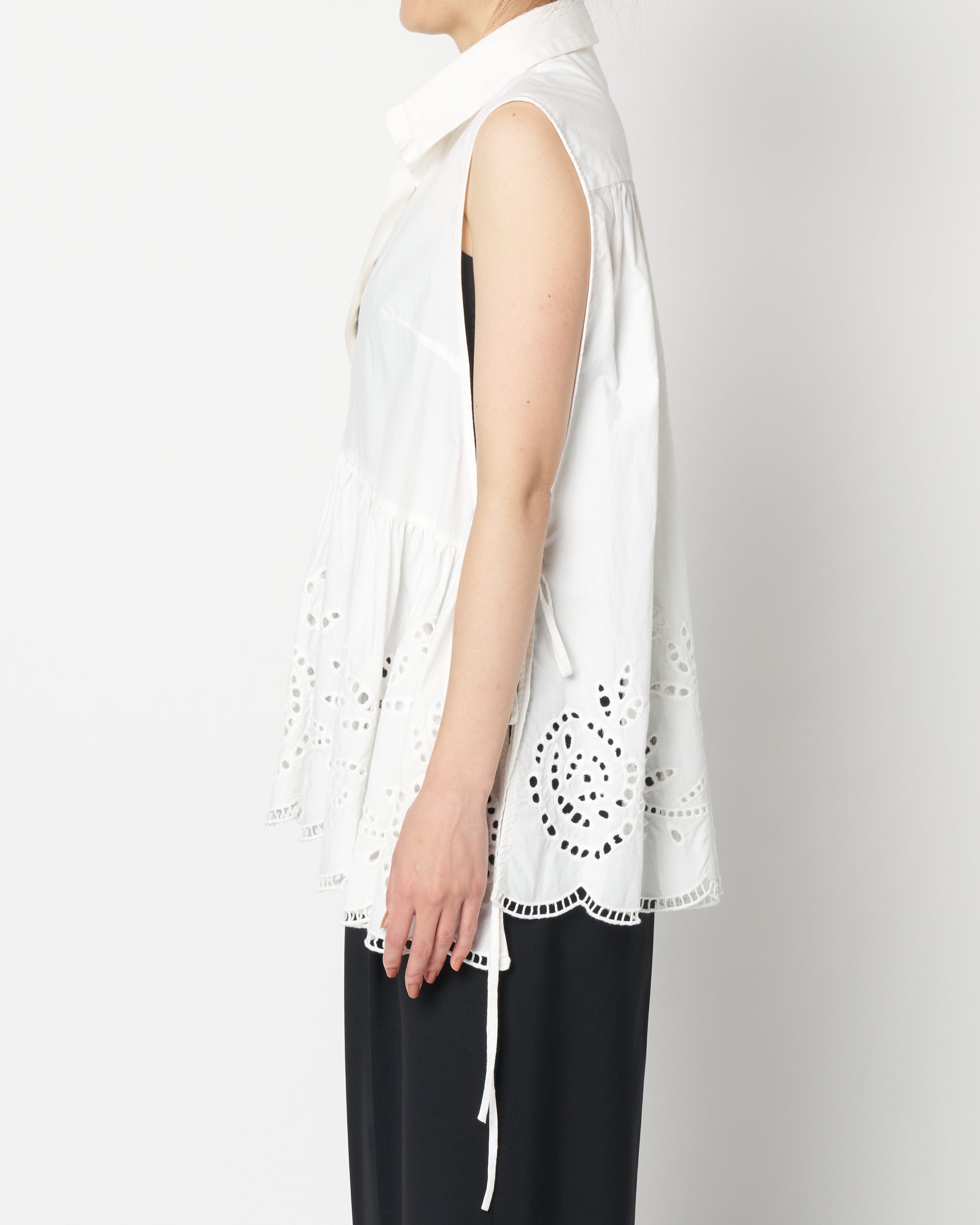 Lace sleeveless blouse