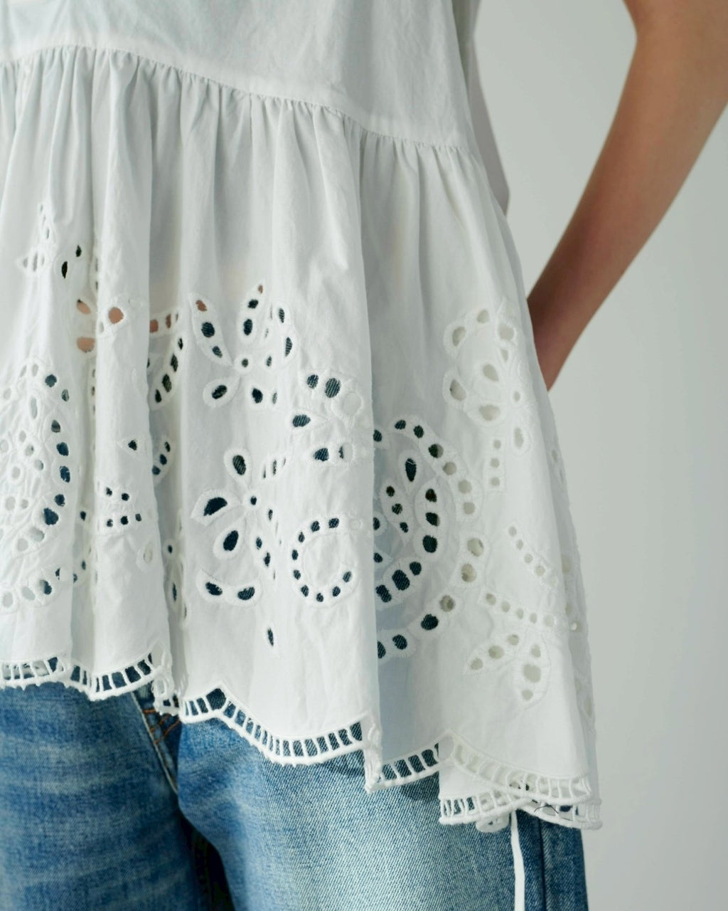 Lace sleeveless blouse